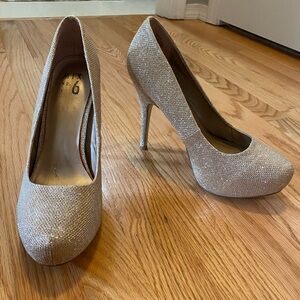 Mix no.6 high heels in sparkling gold.
